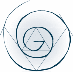 Ein G, das sich in kreisförmigem Verlauf um sich selbst verlängert. In diesem Kreis befinden sich zwei unterschiedlich große Dreiecke. Das größere der beiden fasst das kleinere ein und steht auf dem Kopf.