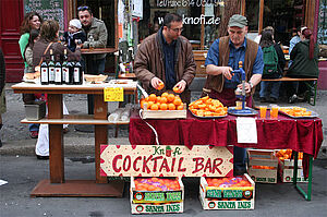 Zwei Männer mixen Cocktails an einer improvisierten Cocktailbar auf der Straße