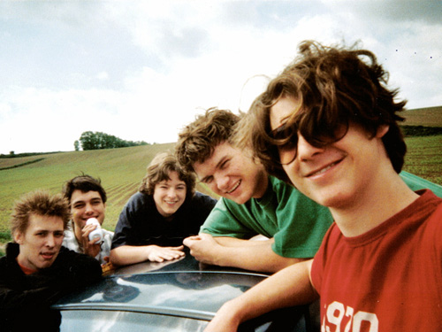 Fünf männliche Jugendliche lächeln in die Kamera