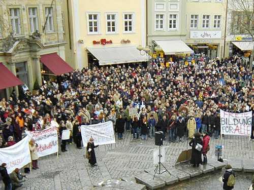 Eine Demonstration auf einem Marktplatz