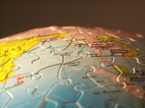 Ein Globus aus Puzzleteilen