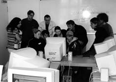 Eine Arbeitsgruppe beobachtet die Vorgänge auf einem Computerbildschirm